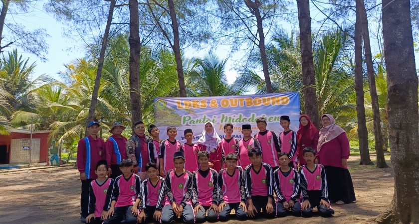 MTs Darul Falah Cukir Gelar LDKs dan Outbound di Pantai Midodaren Tulungagung