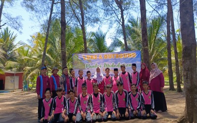 MTs Darul Falah Cukir Gelar LDKs dan Outbound di Pantai Midodaren Tulungagung